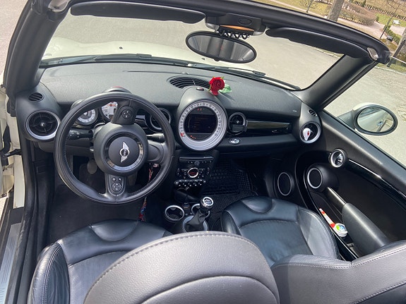 MINI Cooper 2 of 5