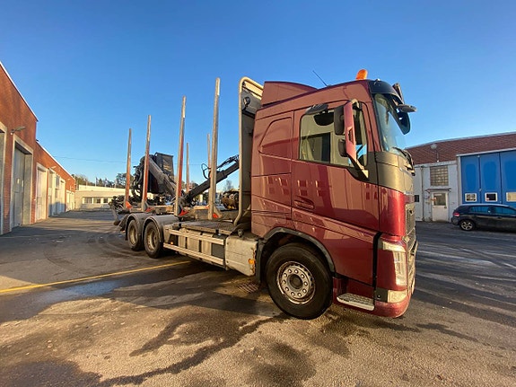 Timmerbil Volvo FH540 med kran