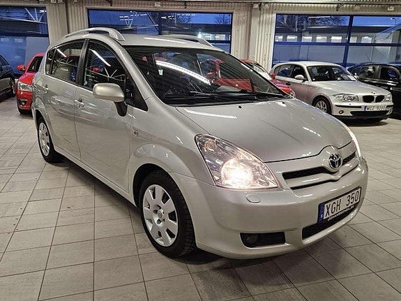 Toyota Corolla Verso 4 of 5