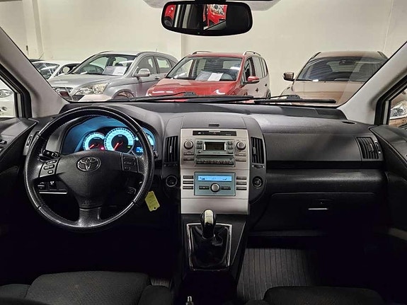 Toyota Corolla Verso 8 of 14