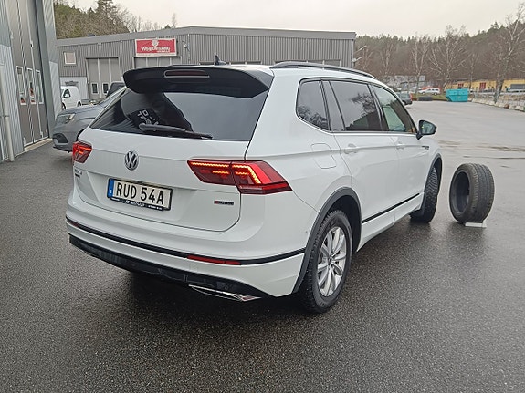 Volkswagen Tiguan Allspace 2 of 5
