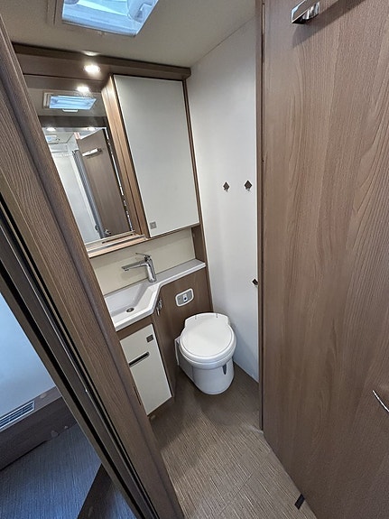 Bürstner Ixeo 736 Queenbed, ac bodel 14 of 21