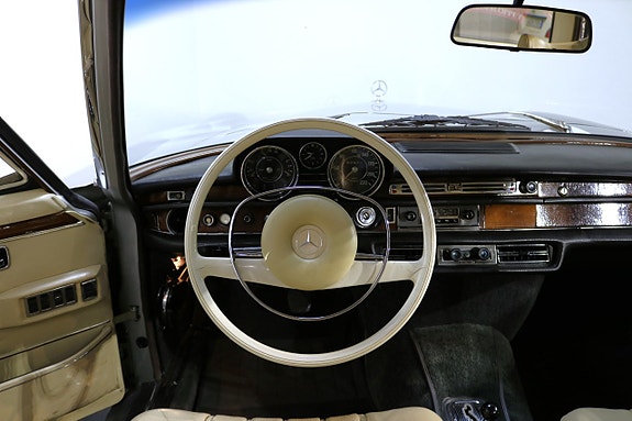 Mercedes-Benz 300 SEL 9 of 26