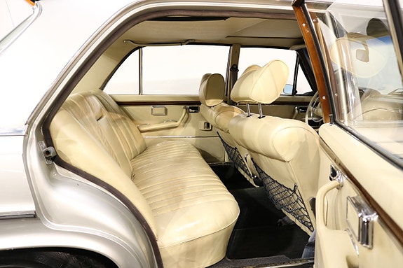 Mercedes-Benz 300 SEL 15 of 26