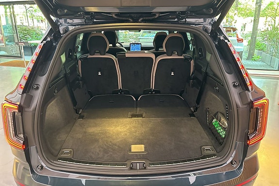 Volvo EX90 25 of 27