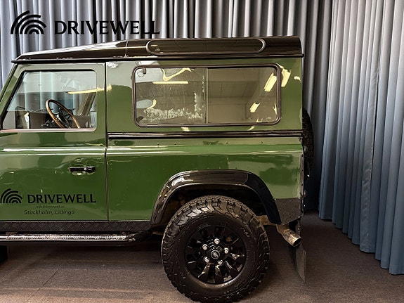 Land Rover Defender 90 16 of 26