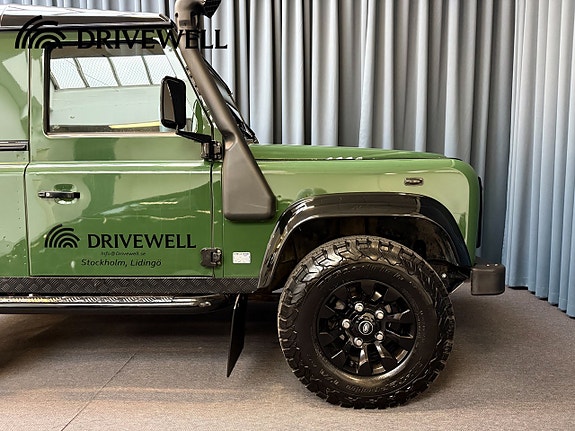 Land Rover Defender 90 22 of 26
