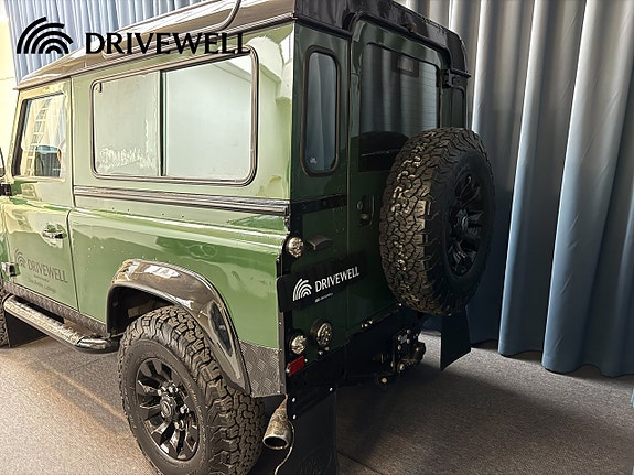 Land Rover Defender 90 17 of 26
