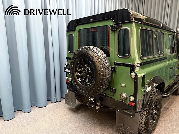 Land Rover Defender 90 18 of 26