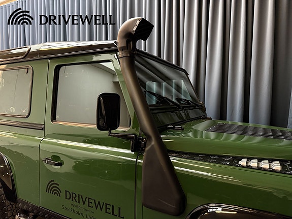 Land Rover Defender 90 24 of 26