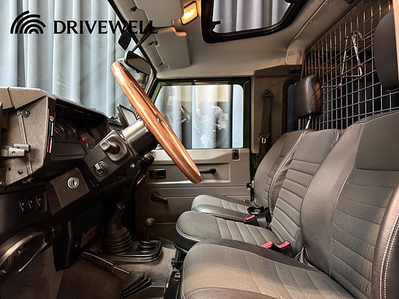 Land Rover Defender 90 6 of 26