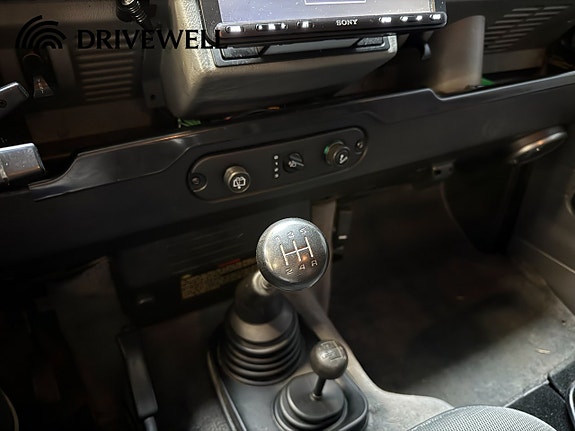 Land Rover Defender 90 10 of 26