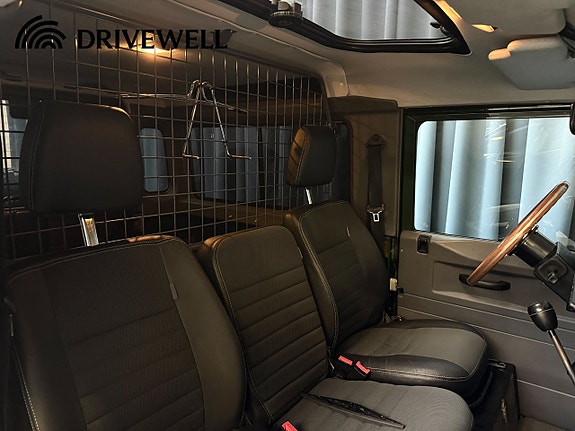 Land Rover Defender 90 12 of 26