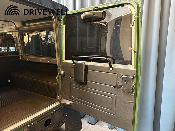 Land Rover Defender 90 26 of 26