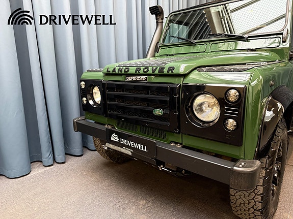 Land Rover Defender 90 13 of 26