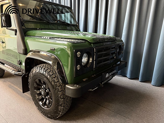Land Rover Defender 90 23 of 26