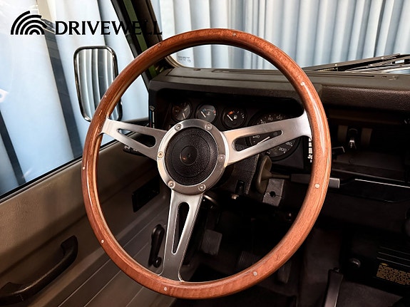 Land Rover Defender 90 9 of 26