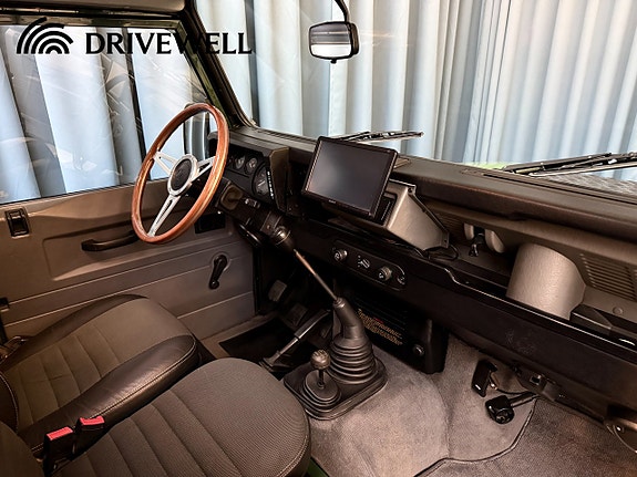 Land Rover Defender 90 8 of 26