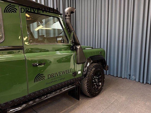 Land Rover Defender 90 21 of 26