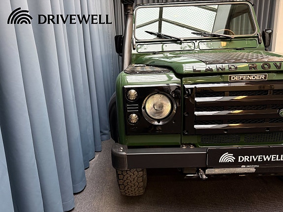 Land Rover Defender 90 14 of 26