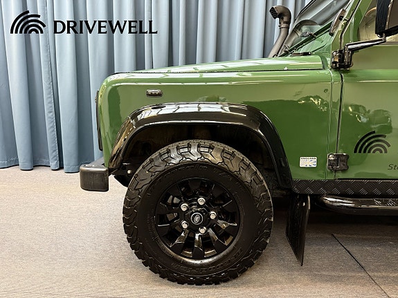 Land Rover Defender 90 15 of 26