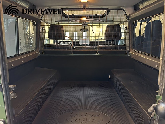 Land Rover Defender 90 25 of 26