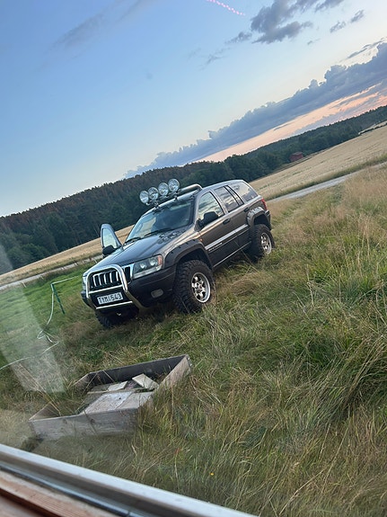 Jeep Grand Cherokee 2 of 10