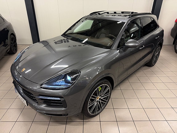 Porsche Cayenne 2 of 5