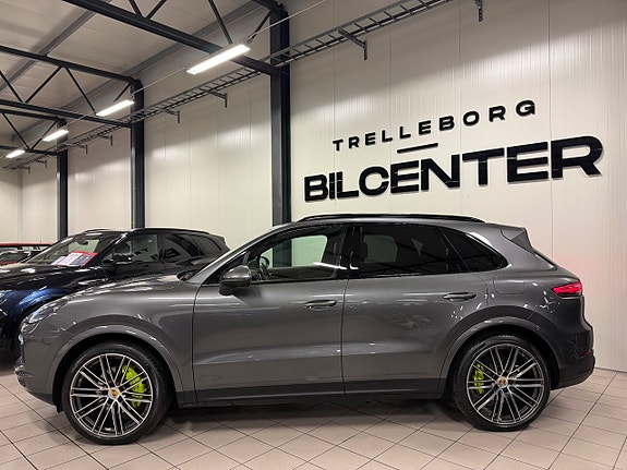 Porsche Cayenne 3 of 5