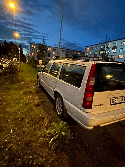 Volvo V70 3 of 4