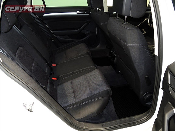 Volkswagen Passat 13 of 19