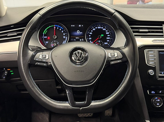 Volkswagen Passat 18 of 27