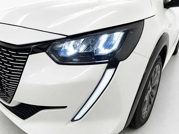 Peugeot e-208 2 of 28