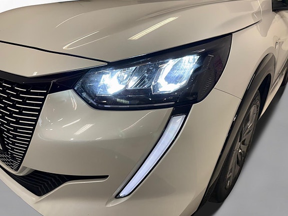 Peugeot e-208 2 of 5