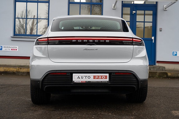 Porsche Macan 4 9 of 30