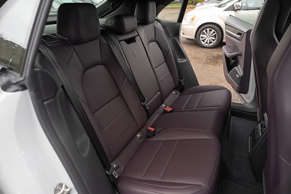Porsche Macan 4 21 of 30