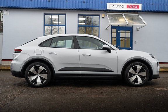 Porsche Macan 4 11 of 30
