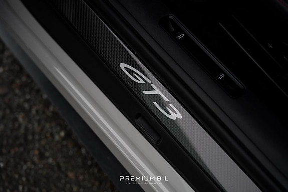 Porsche 911 16 of 21