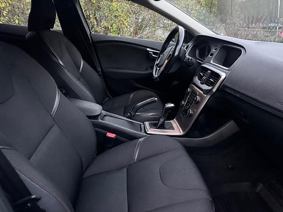 Volvo V40 Cross Country 2 of 5