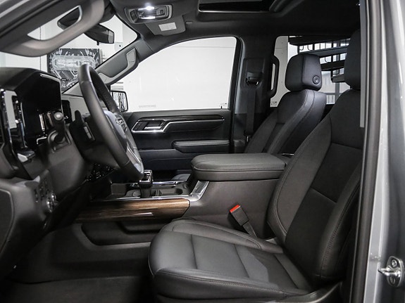 Chevrolet Silverado EV 6 of 18