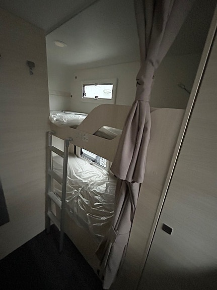 Caravelair Artica 586 Family VÅNINGSÄNG 9 of 16