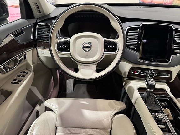 Volvo XC90 16 of 21