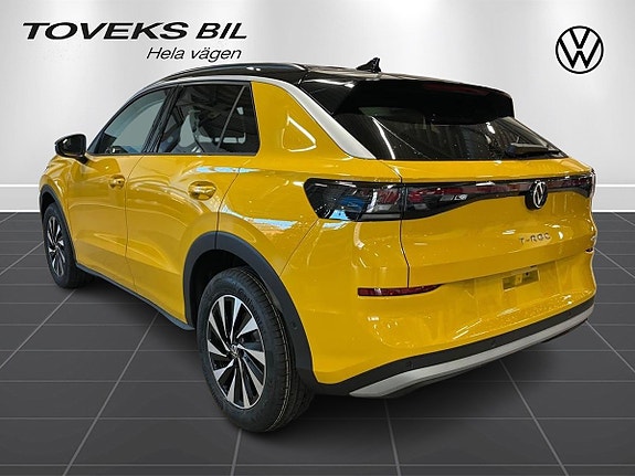 Volkswagen T-Roc 2 of 9