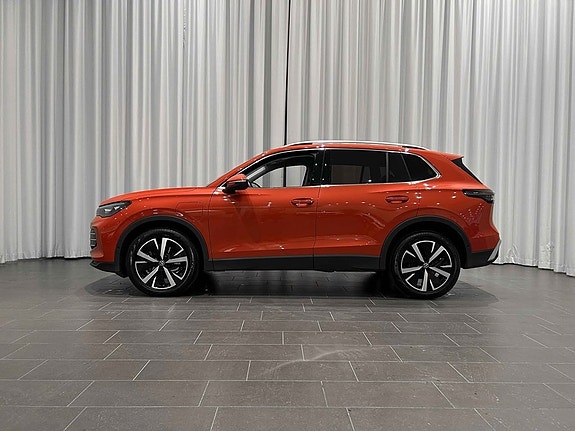 Volkswagen Tiguan 2 of 5