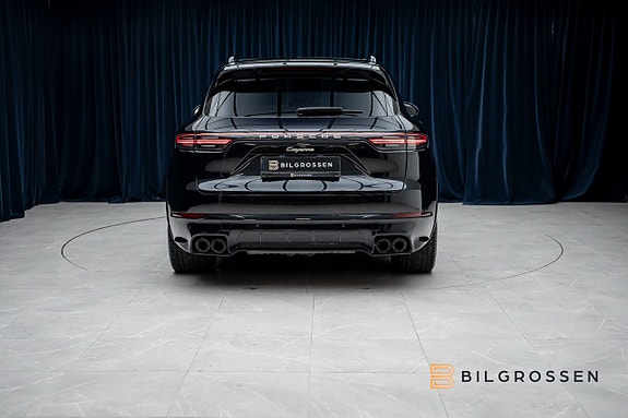 Porsche Cayenne 4 of 5