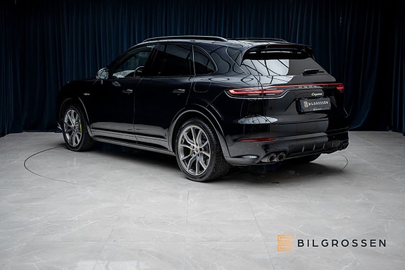 Porsche Cayenne 3 of 5