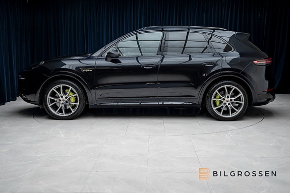 Porsche Cayenne 2 of 5
