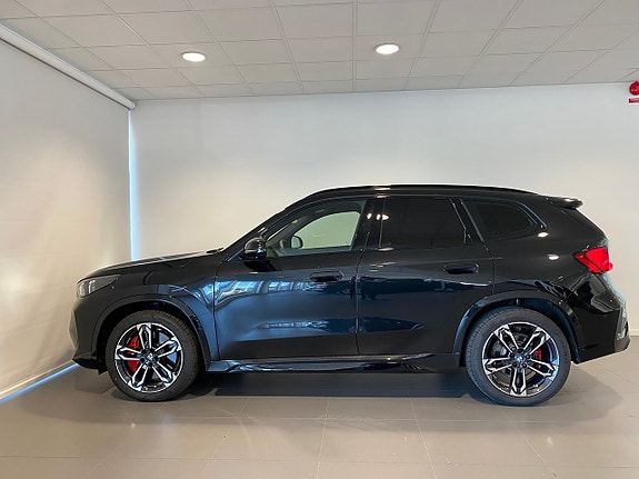 BMW iX1 2 of 5