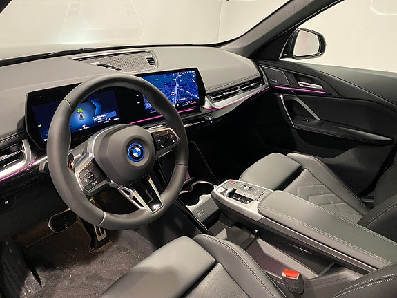 BMW iX1 4 of 5