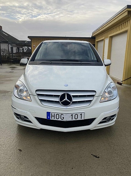 Mercedes-Benz B180